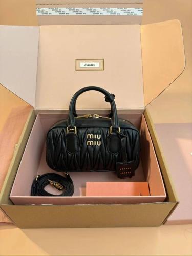 شنطة Arcadie من miumiu “ عدة الوان "
