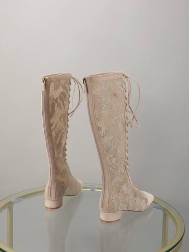 بوت ديور متوفر بلونين