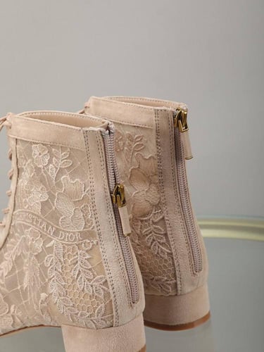 بوت ديور متوفر بلونين