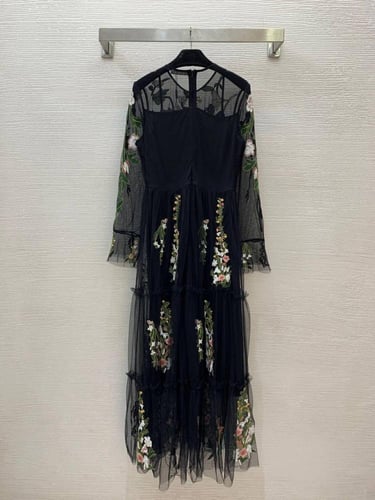 فستان انيق مطرز بالورود