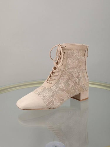 بوت ديور متوفر بلونين