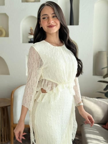 فستان نغمة الندى – دانتيل وكشكشة ساحرة