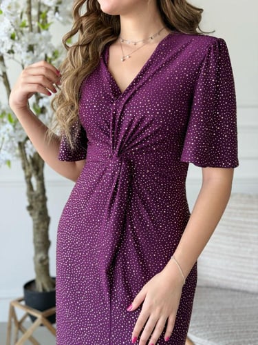 فستان بفتحة صدر ناعمة وكشكشة وسطية تُبرز الخصر