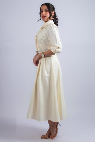 فستان أنيق بتصميم ناعم وانسيابي