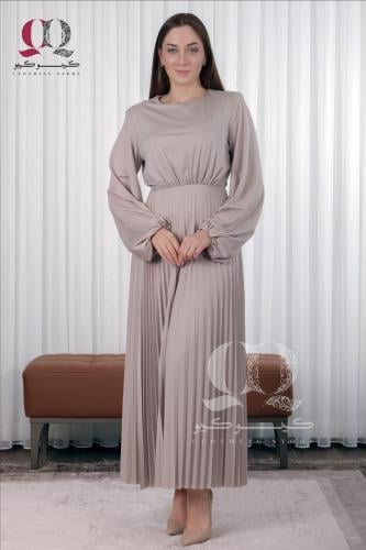 فستان طويل استرتش يتميز بكسرات من الاسفل