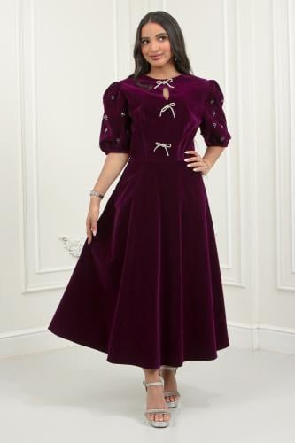 فستان جوخ فاخر يعكس فخامة الإطلالة بروحه الكلاسيكي...