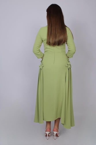 فستان أنيق بلون كريمي ناعم، بتصميم راقٍ يبرز الأنو...