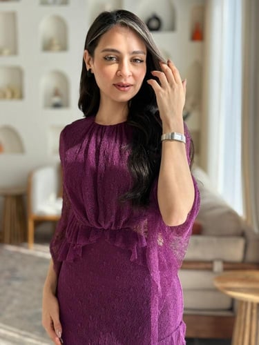 فستان نغمة الندى – دانتيل وكشكشة ساحرة