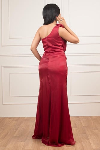 فستان متعدد الألوان بتصميم جذاب