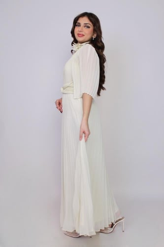 فستان طويل بتفاصيل وردة ملكية راقية