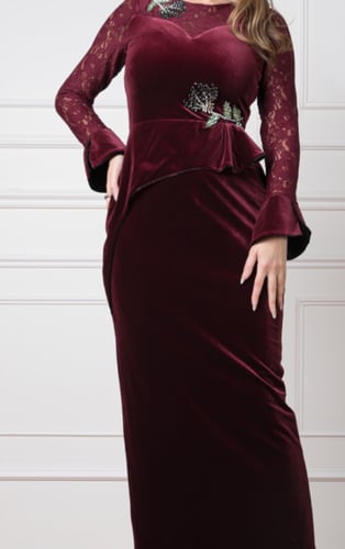 فستان مخملي فاخر بتطريز أزهار لامعة