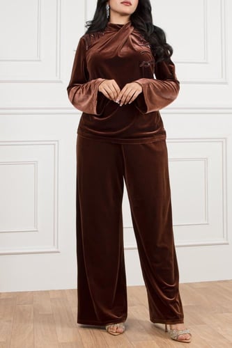 طقم مخمل لإطلالة شتوية فخمة