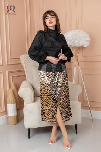 تنورة تايجر بخامة الستن الحرير مع حركة لف