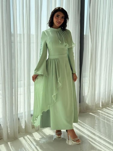 فستان بصميم محتشم يبرز الأناقة