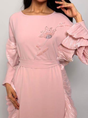 جلابية بقصّة مريحة وتفاصيل أنيقة