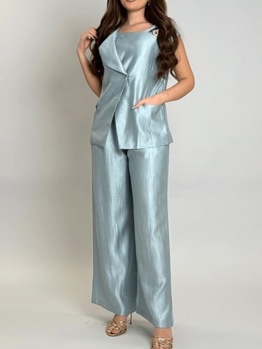 طقم نسائي بتصميم عصري