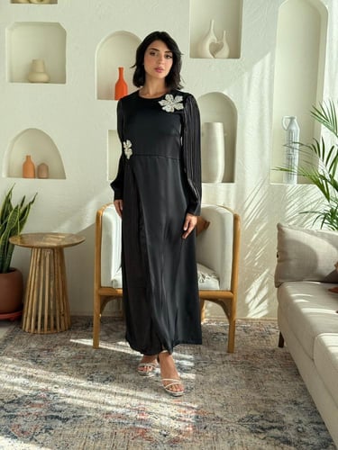 فستان أسود محتشم بتطريز ورد بارز وقصة انسيابية راق...