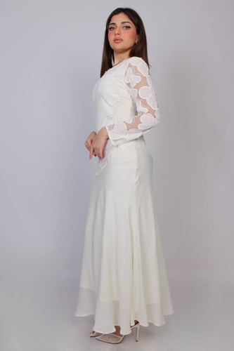 فستان دانتيل طويل بتصميم أنثوي راقٍ وأكمام شفافة