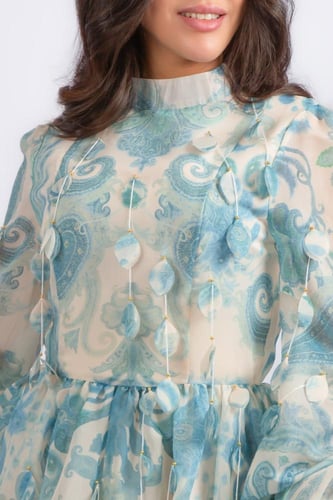 فستان ميدي بنقشة البيزلي الفاخرة وتفاصيل الشراشيب...