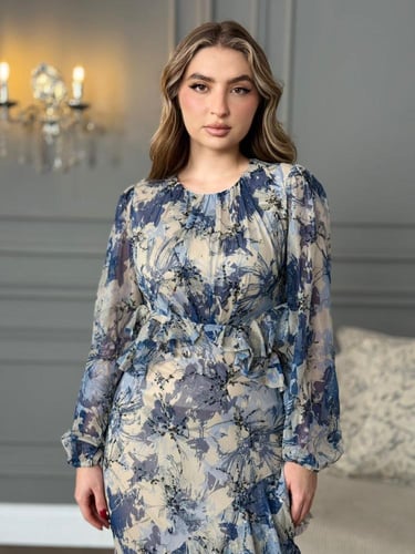 فستان بطبعات ناعمة وقصة متموجة بطبقات