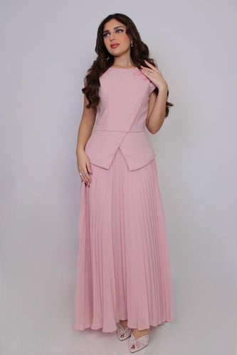 فستان أنثوي ناعم بتصميم عصري يجمع بين بساطة القصّة...