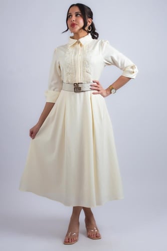 فستان أنيق بتصميم ناعم وانسيابي