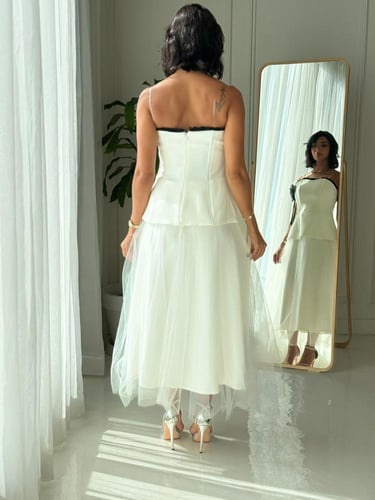 فستان بكتف مكشوف وتنورة تول تنساب بنعومة