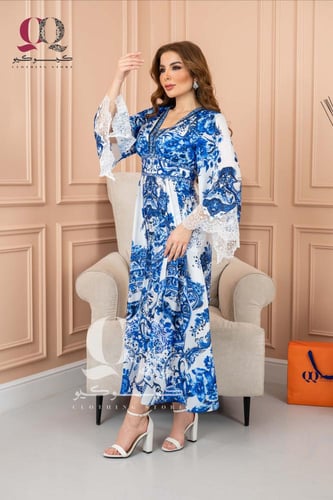 فستان ماكسي بوهيمي بنقوش زرقاء وأكمام دانتيل