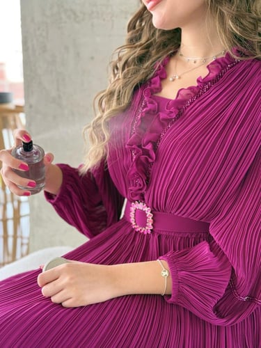 فستان بستايل ملكي بقصة مكسرة وحزام أنيق يبرز الخصر