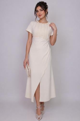 فستان أنيق بلون كريمي ناعم يجمع بين الرقي والبساطة