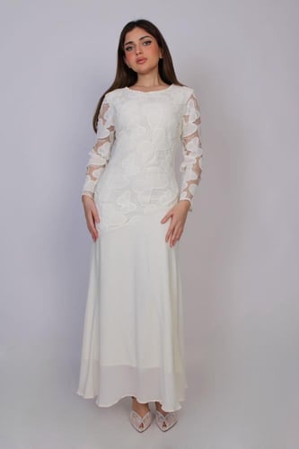 فستان دانتيل طويل بتصميم أنثوي راقٍ وأكمام شفافة