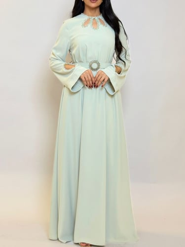 جلابية بتفاصيل مطرزة عند الرقبة والاكمام