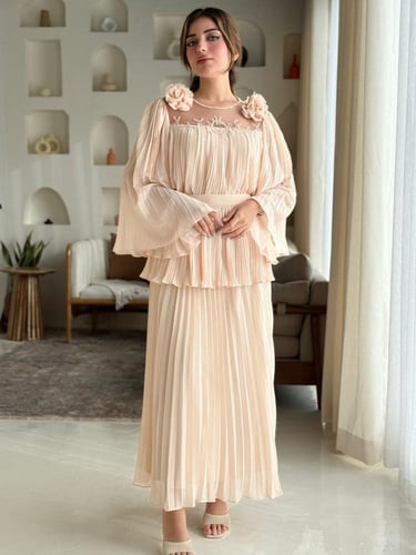 فستان مزوّد بتفاصيل ورود ناعمة على الصدر، وأكمام و...