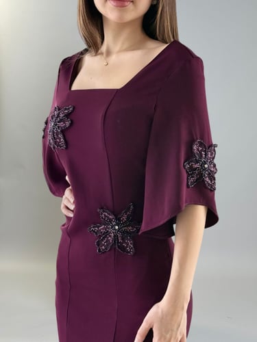 فستان بتطريزات لامعه