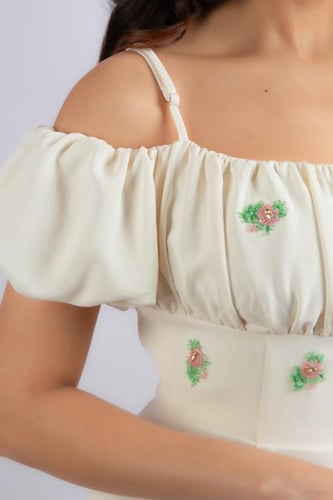 فستان ميدي ناعم أوف وايت بأكتاف مكشوفة وتطريز ورود...