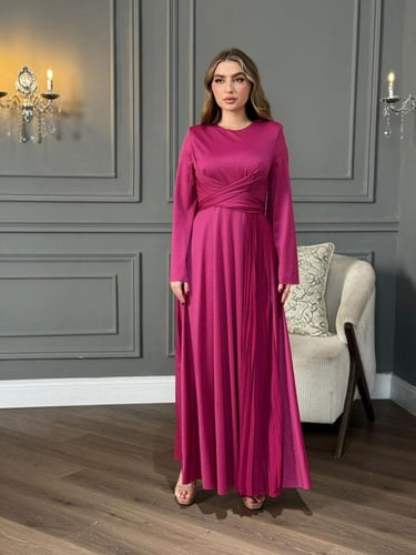 فستان بقصة ملكية بأكمام طويلة وتصميم بكسرات