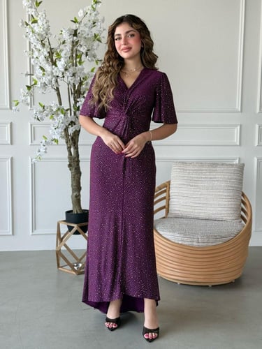 فستان بفتحة صدر ناعمة وكشكشة وسطية تُبرز الخصر