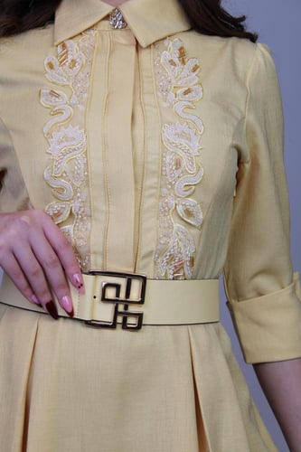 فستان أنيق بتصميم ناعم وانسيابي