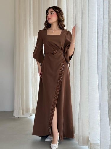 فستان بتصميم فاخر بلمسات ملكية، بأكمام واسعة وقصة...