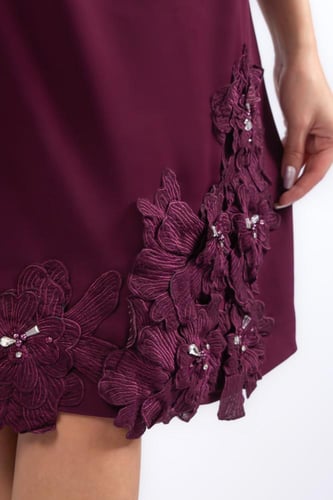 فستان أنيق بتصميم ناعم يلفت الانتباه