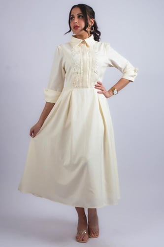 فستان أنيق بتصميم ناعم وانسيابي