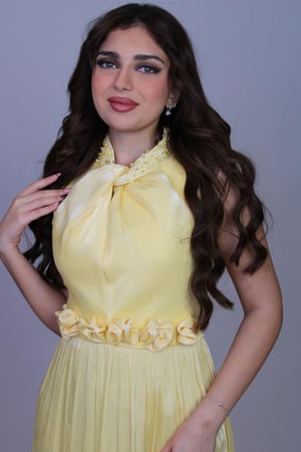 فستان أنيق بتصميم راقٍ يجمع بين النعومة والفخامة