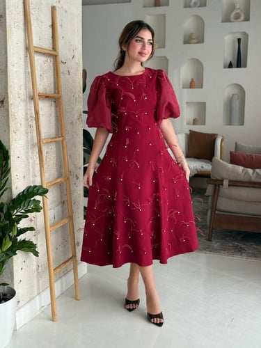 فستان متوسط الطول أنثوي، مزخرف بتطريزات ناعمة