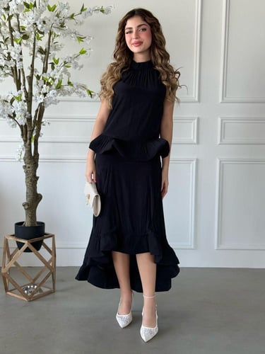 طقم بلمسة فنية بتصميم كلوش ناعم وتفاصيل كشكش