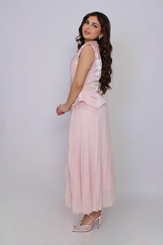 فستان أنيق بتصميم عصري يجمع بين البساطة والفخامة