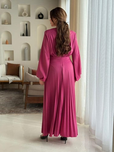 فستان بتفاصيل كسرات ناعمة وقصة خصر تحدد القوام