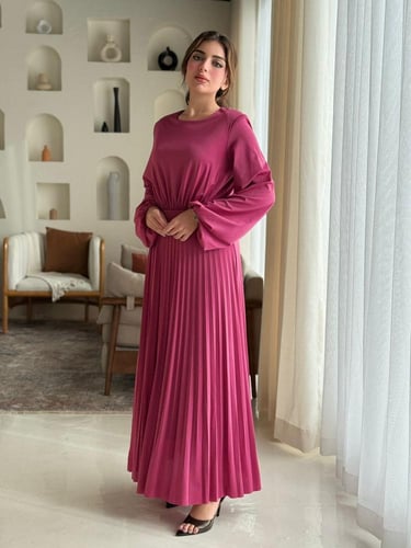 فستان بتفاصيل كسرات ناعمة وقصة خصر تحدد القوام