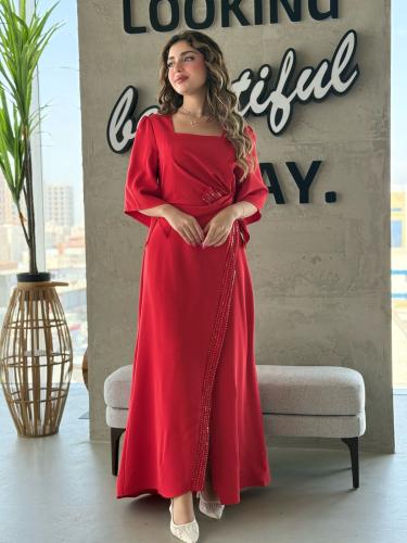 فستان بتصميم فاخر بلمسات ملكية، بأكمام واسعة وقصة...