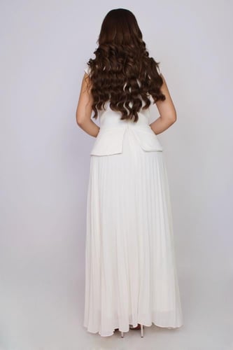 فستان أنثوي ناعم بتصميم عصري يجمع بين بساطة القصّة...