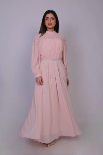 فستان سهرة طويل بتصميم أنثوي راقٍ